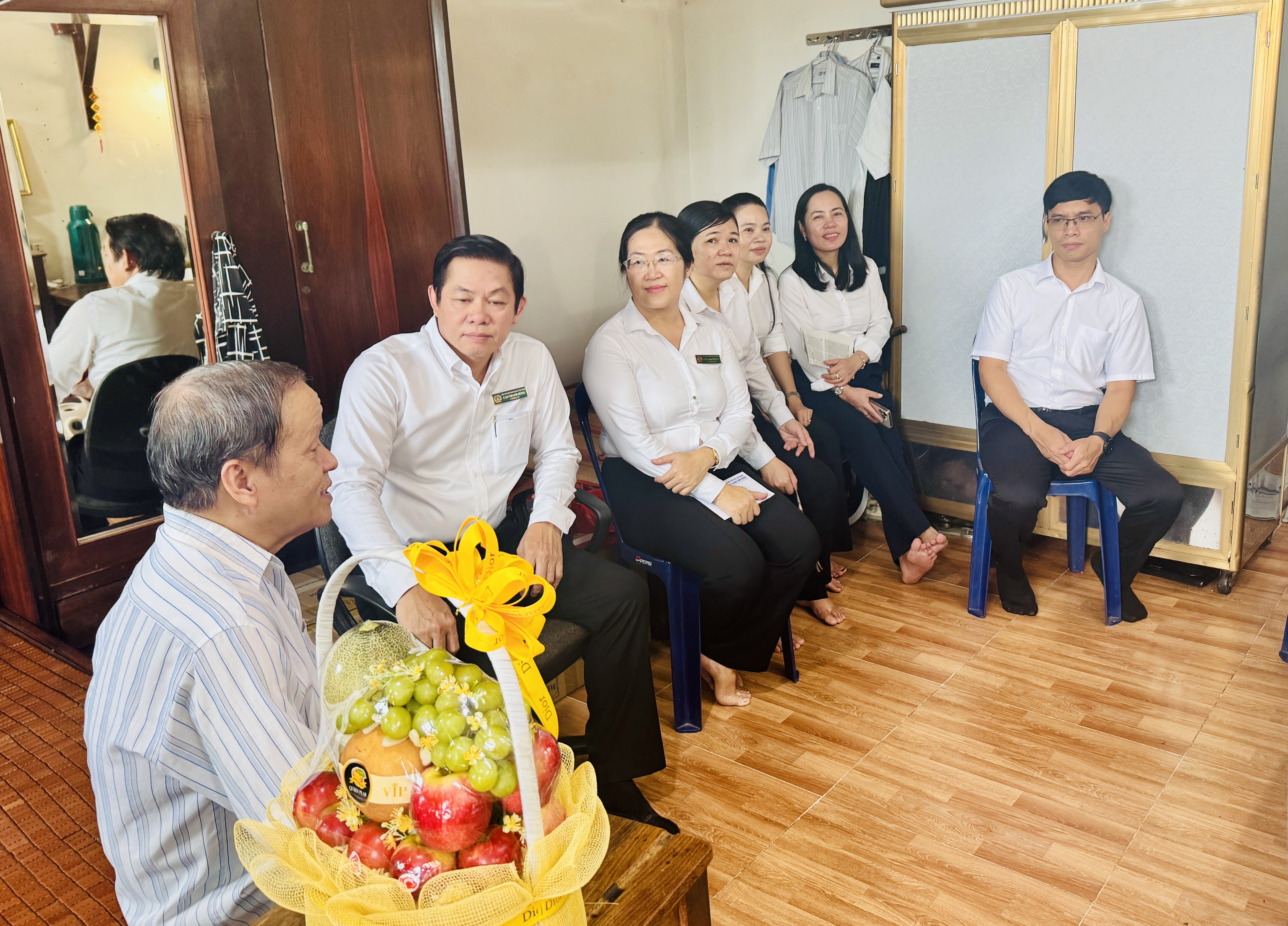 Chánh án Cao Thanh Hùng chăm chú lắng nghe kỷ niệm chiến đấu của cựu chiến binh Lưu Như Hoan